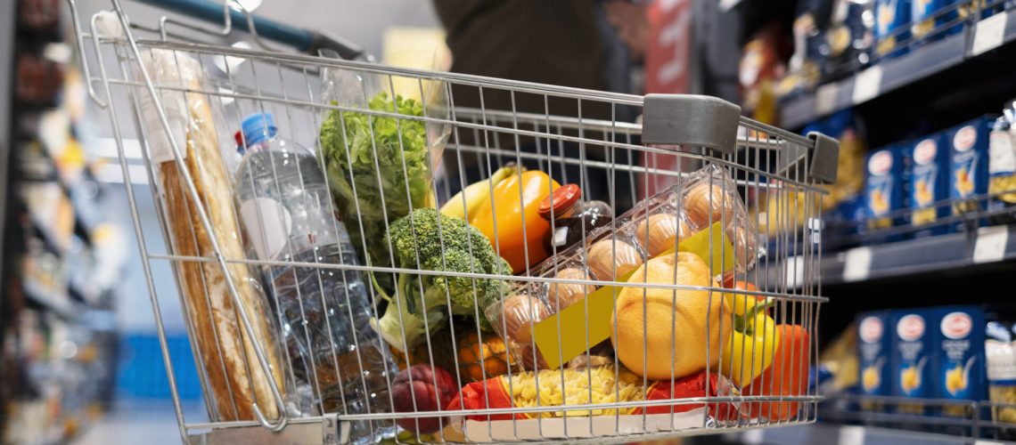 person-shopping-with-face-mask
